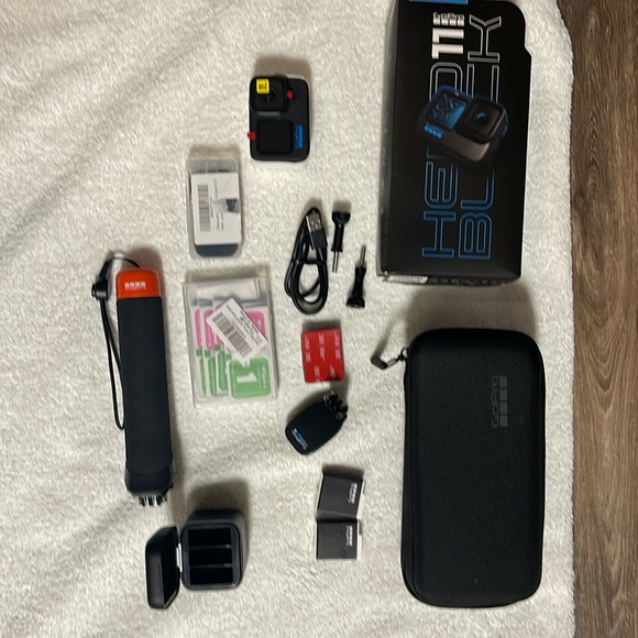 BRAND NEW NEVER USED-GOPRO HERO 11 SPECIAL BUNDLE PACKAGE WITH EXTRA ACC. - Picture 4 of 15